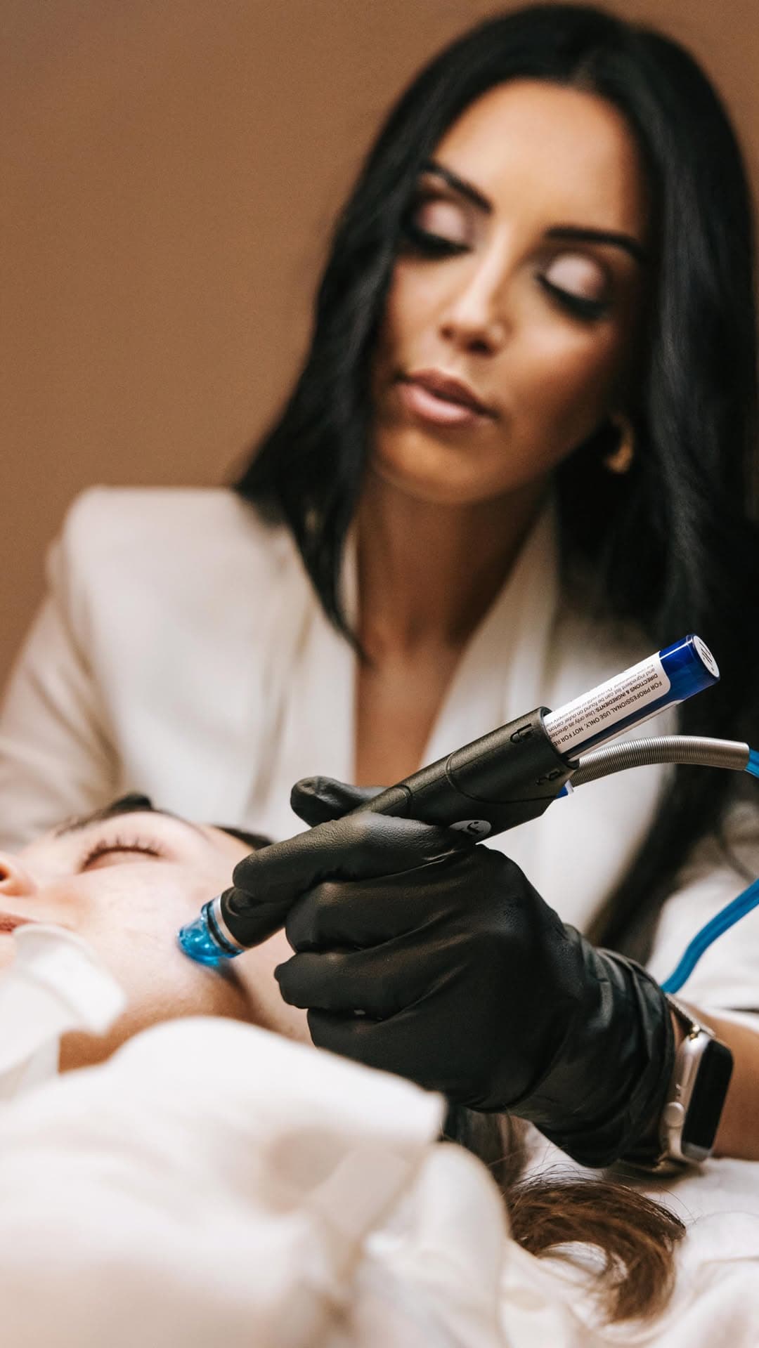Soin Hydrafacial certifié en cabine chez Janet Aesthetic