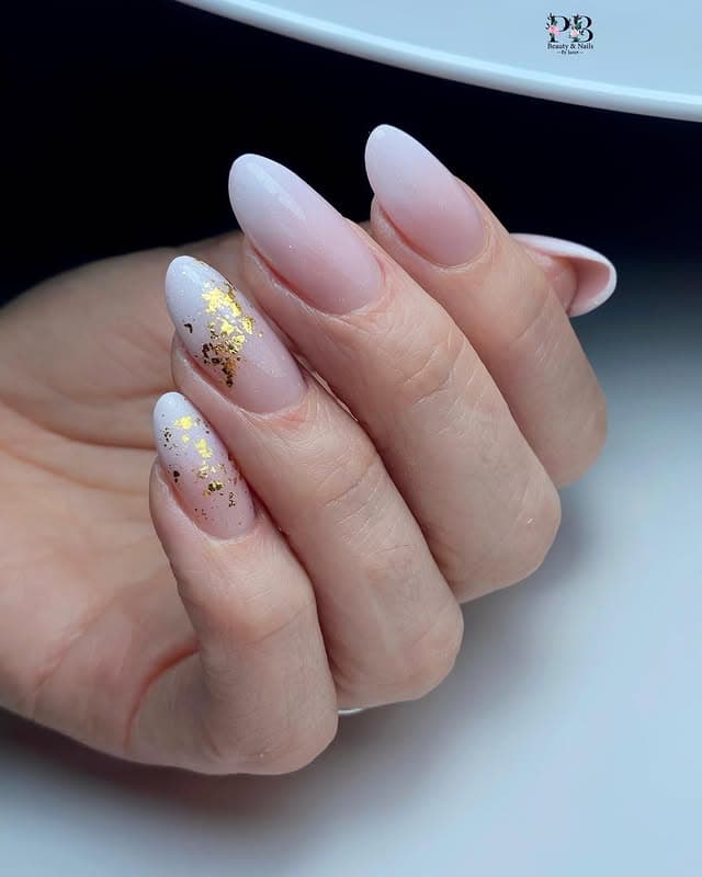 Ongles blancs et dorés